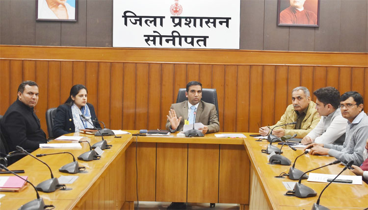 23 Snp-1 सोनीपत: उपायुक्त डा. मनोज कुमार नकोर्ड व चिह्नित अपराध की मीटिंग विभागों के अधिकारियों को निर्देश देते हुए। 23 Snp-1 सोनीपत: उपायुक्त डा. मनोज कुमार नकोर्ड व चिह्नित अपराध की मीटिंग विभागों के अधिकारियों को निर्देश देते हुए।