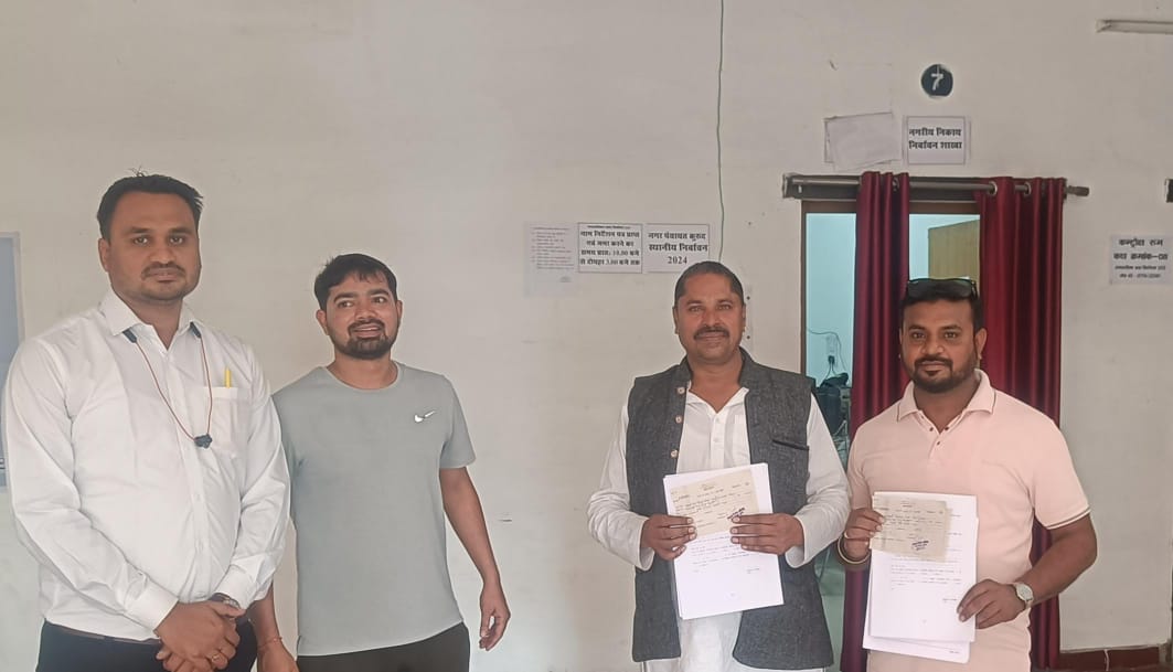 नामांकन फार्म लेकर खड़े हुए दाएं से दूसरे क्रम में मूलचंद सिन्हा। नामांकन फार्म लेकर खड़े हुए दाएं से दूसरे क्रम में मूलचंद सिन्हा।