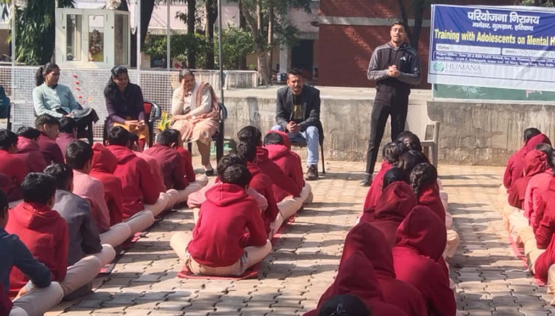 फोटो नंबर-05: छात्राओं को मानसिक स्वास्थ्य की जानकारी देते ह्यूमना पीपल टू पीपल संगठन के सदस्य। फोटो नंबर-05: छात्राओं को मानसिक स्वास्थ्य की जानकारी देते ह्यूमना पीपल टू पीपल संगठन के सदस्य।