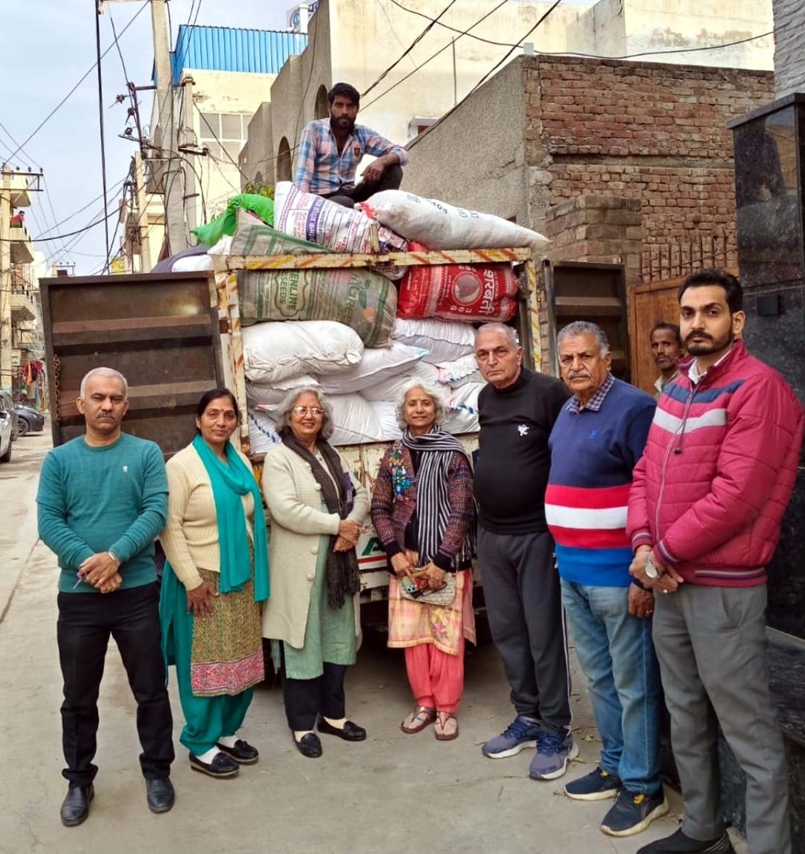 ट्रक में भरकर सामान भेजते हरी भरी वसुंधरा संस्था से जुड़े सदस्य। ट्रक में भरकर सामान भेजते हरी भरी वसुंधरा संस्था से जुड़े सदस्य।