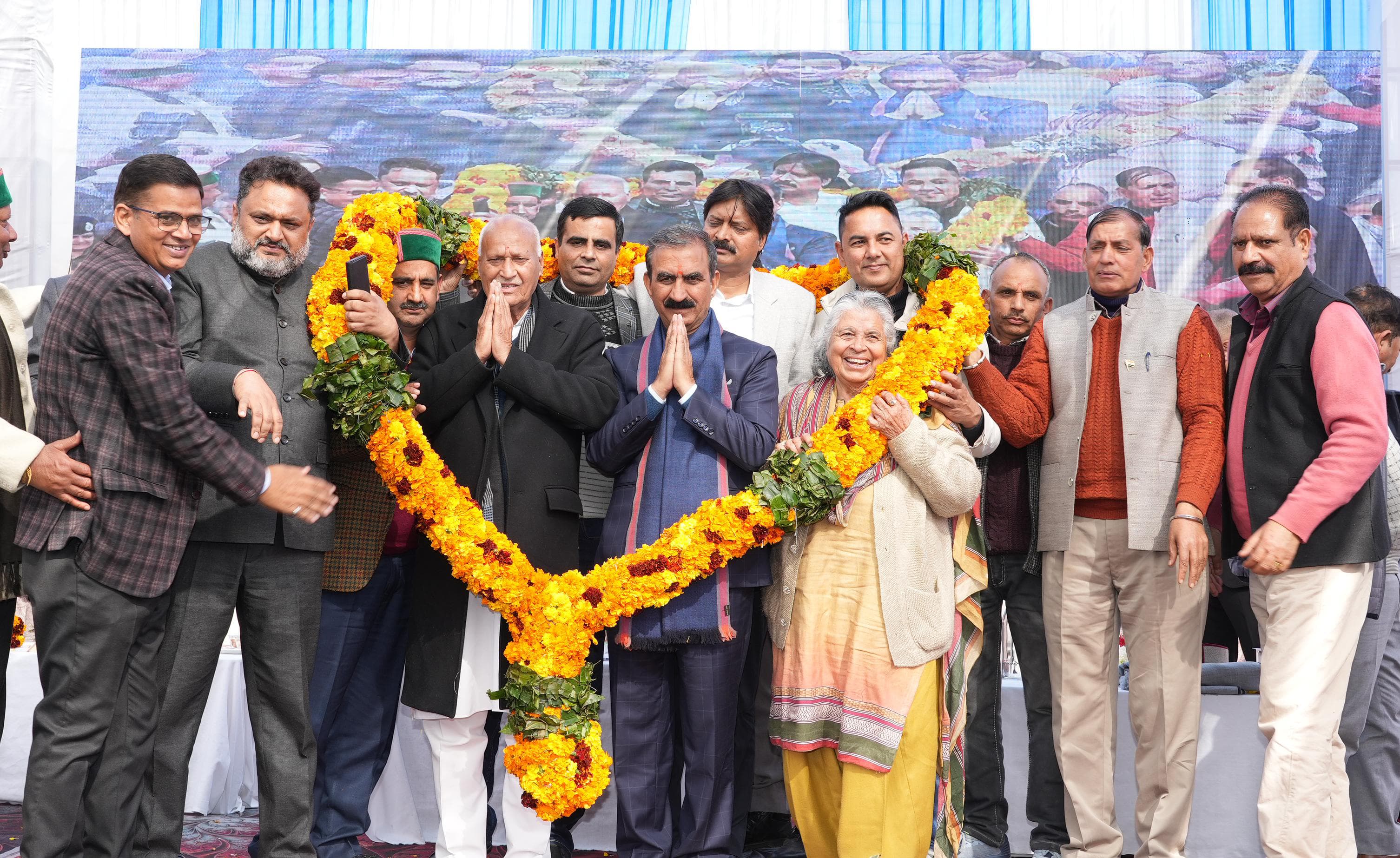 जनसभा के दौरान मुख्यमंत्री का स्वागत करते हुए। जनसभा के दौरान मुख्यमंत्री का स्वागत करते हुए।