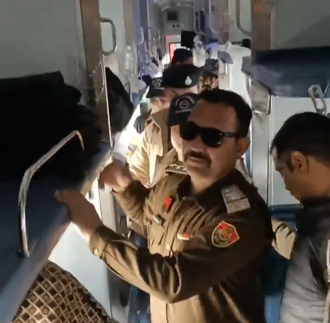 ट्रेन में चेकिंग करते पुलिस कर्मी ट्रेन में चेकिंग करते पुलिस कर्मी