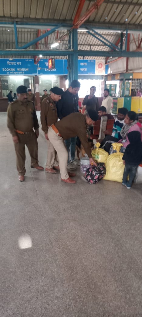 रेलवे जंक्शन पर सामान चेक करते जीआरपी और आरपीएफ के जवान। रेलवे जंक्शन पर सामान चेक करते जीआरपी और आरपीएफ के जवान।