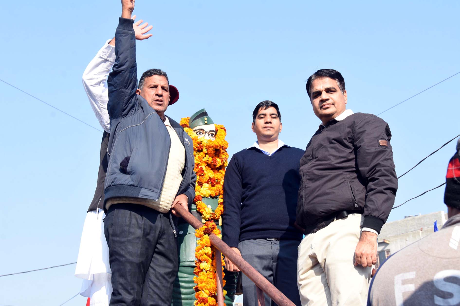नेताजी सुभाष चंद्र बोस की प्रतिमा पर माल्यार्पण करते नगराधीश हरिराम व स्वतंत्रता सेनानियों परिवारों के सदस्य।