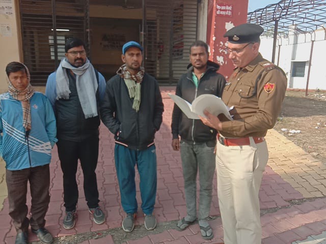 मृतक अरविंद का पोस्टमार्टम कराते परिजन मृतक अरविंद का पोस्टमार्टम कराते परिजन