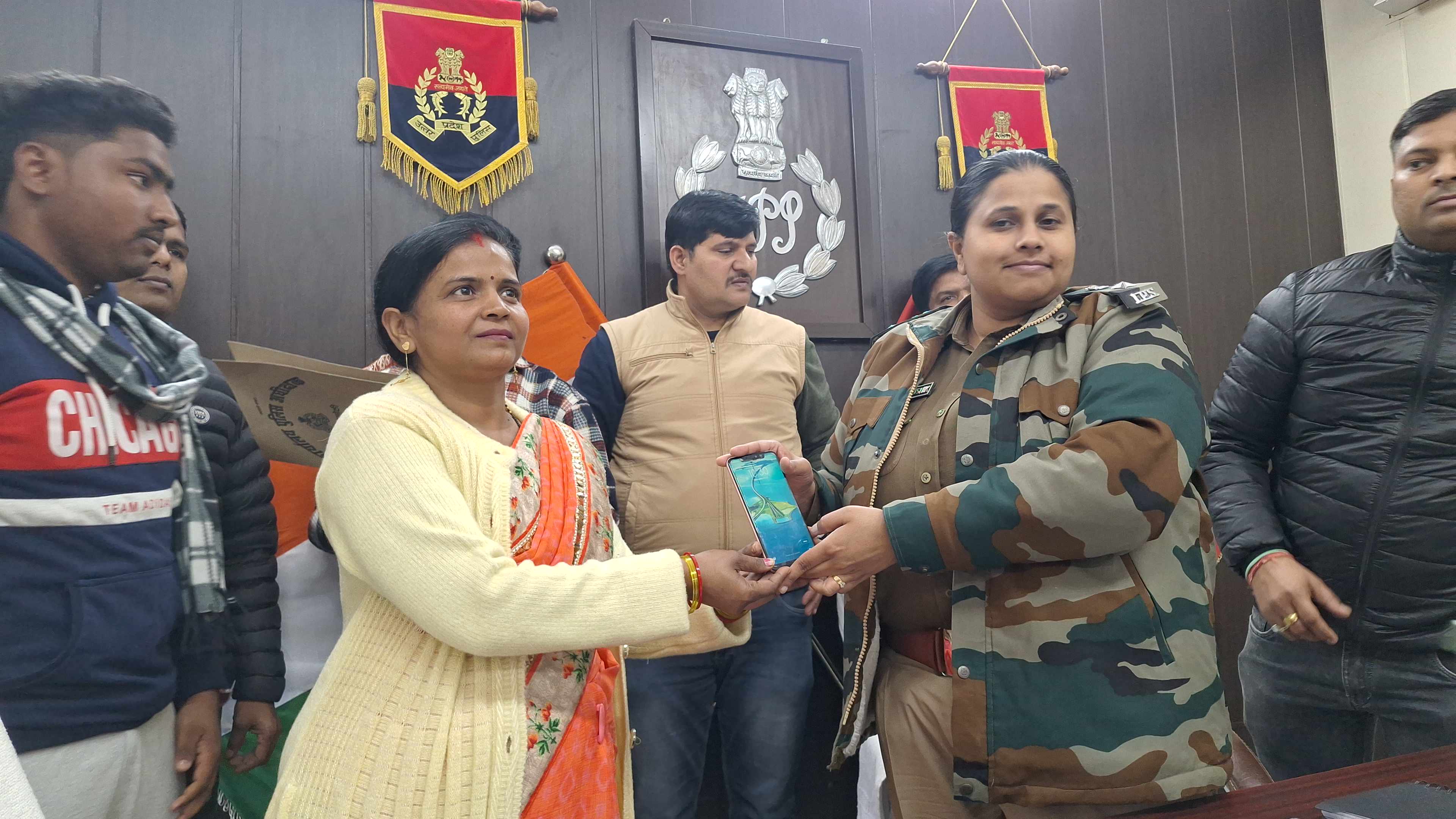 फोन प्रदान करती हुई एसपी अमेठी फोन प्रदान करती हुई एसपी अमेठी