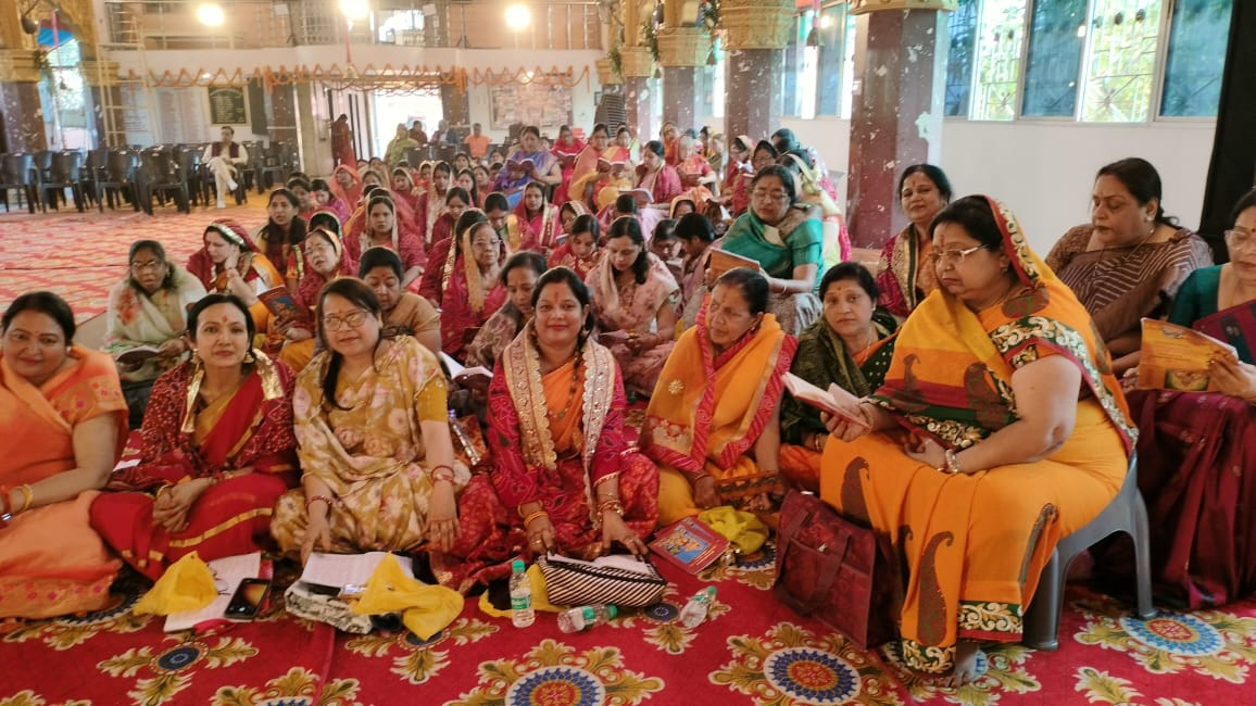 भजन प्रस्तुत करते लोग