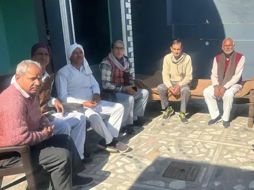 संयुक्त किसान मोर्चा के नेता गांवों में किसानों से जनसंपर्क करते हुए। संयुक्त किसान मोर्चा के नेता गांवों में किसानों से जनसंपर्क करते हुए।