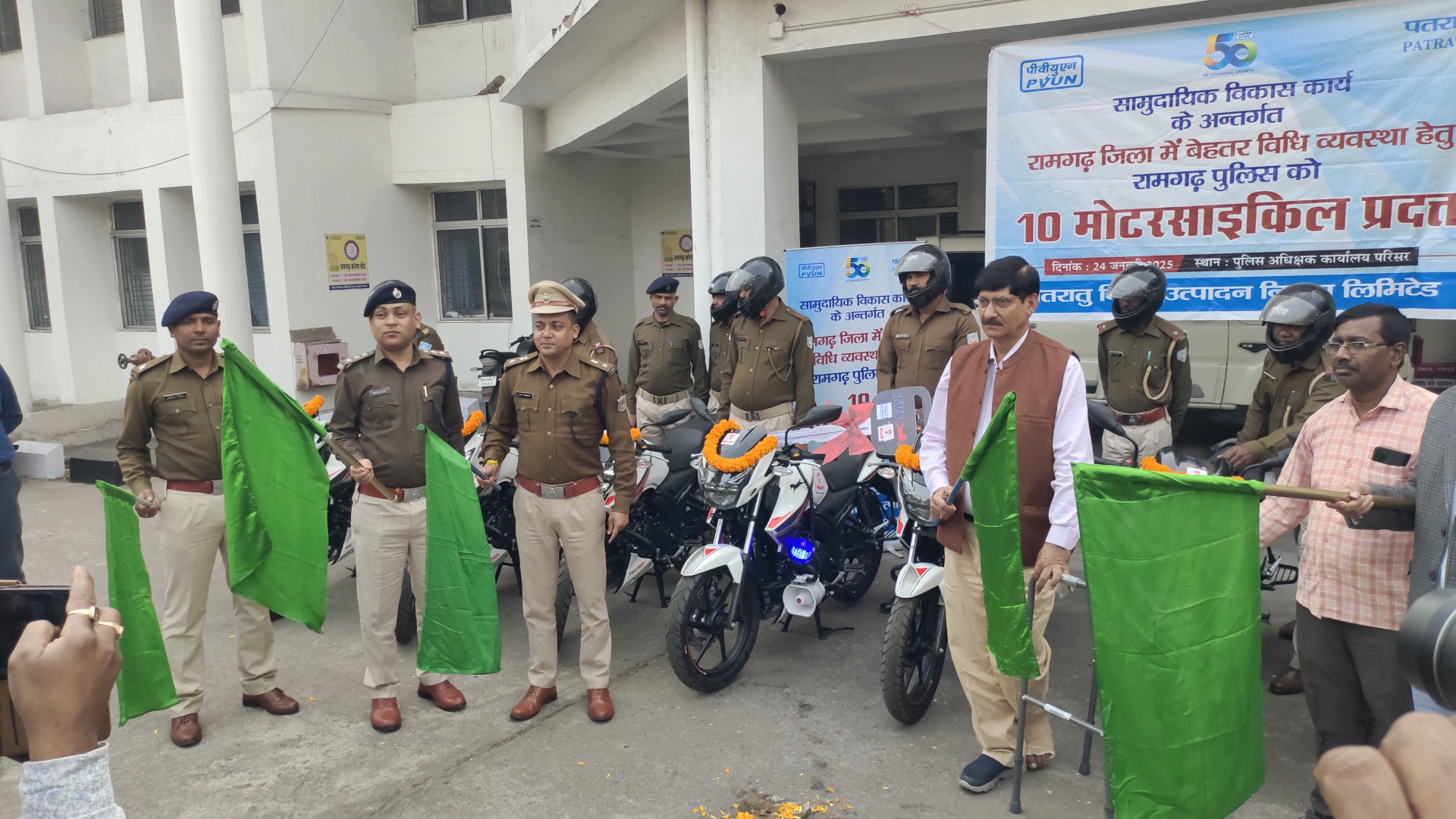 हरी झंडी दिखाकर बाइक को किया रवाना हरी झंडी दिखाकर बाइक को किया रवाना