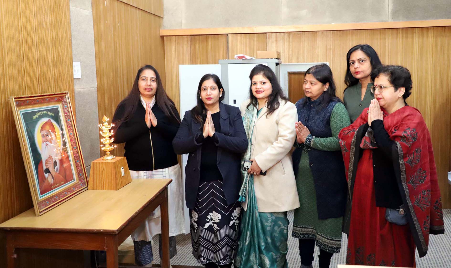 कार्यक्रम का उद्घाटन करते महिला सेल की अध्यक्षा प्रो. दीपा मंगला एवं अन्य सदस्यगण। कार्यक्रम का उद्घाटन करते महिला सेल की अध्यक्षा प्रो. दीपा मंगला एवं अन्य सदस्यगण।