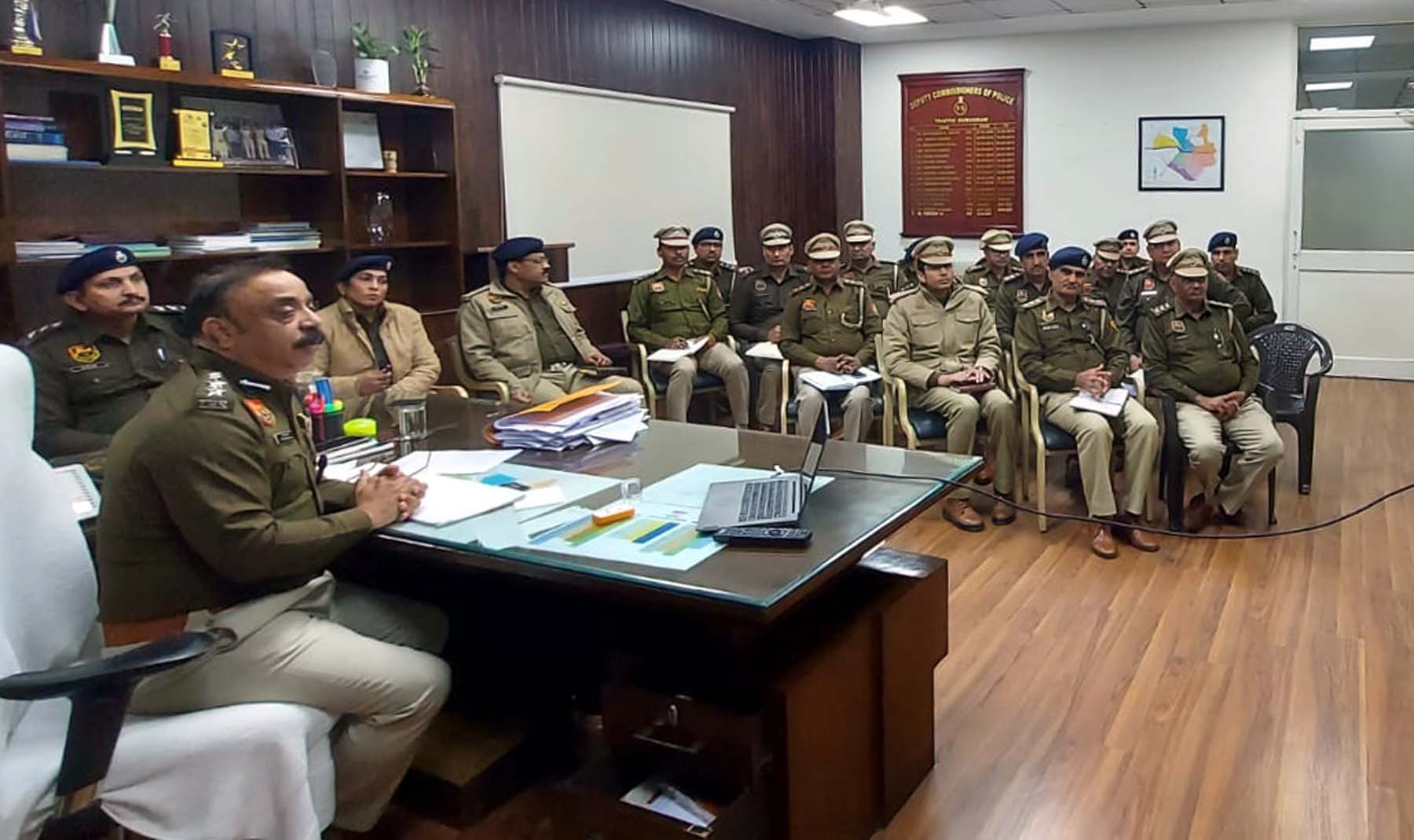फोटो नंबर-07: गुरुग्राम में दुर्घटना में घायलों को कैशलेस सुविधा प्रदान कराने के बारे में यातायात पुलिस अधिकारियों की बैठक लेते पुलिस उपायुक्त यातायात विरेंद्र विज। फोटो नंबर-07: गुरुग्राम में दुर्घटना में घायलों को कैशलेस सुविधा प्रदान कराने के बारे में यातायात पुलिस अधिकारियों की बैठक लेते पुलिस उपायुक्त यातायात विरेंद्र विज।