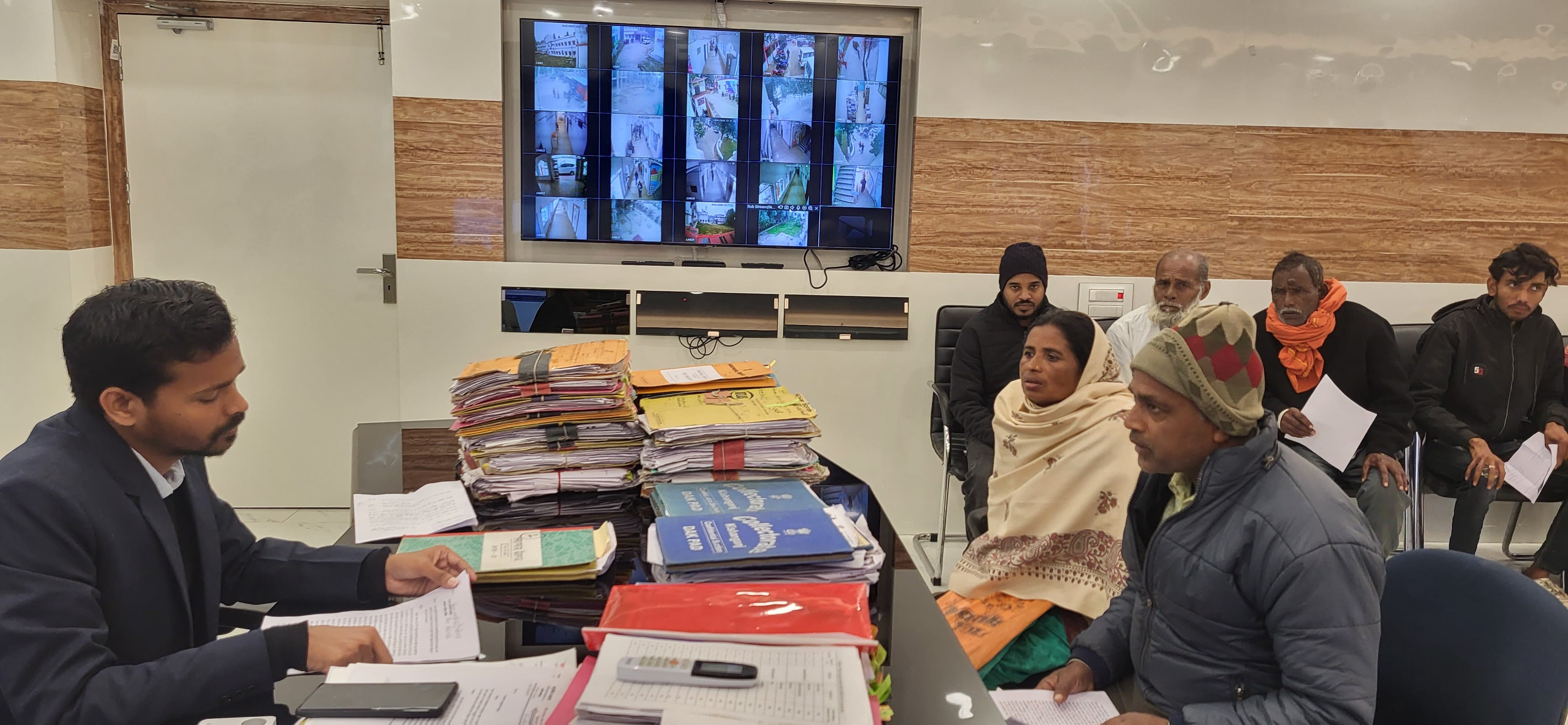 जिलाधिकारी विशाल राज ने सुनी लोगों की समस्या जिलाधिकारी विशाल राज ने सुनी लोगों की समस्या