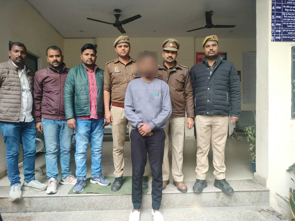 आरोपी के साथ पुलिस टीम:फोटो बच्चा गुप्ता आरोपी के साथ पुलिस टीम:फोटो बच्चा गुप्ता