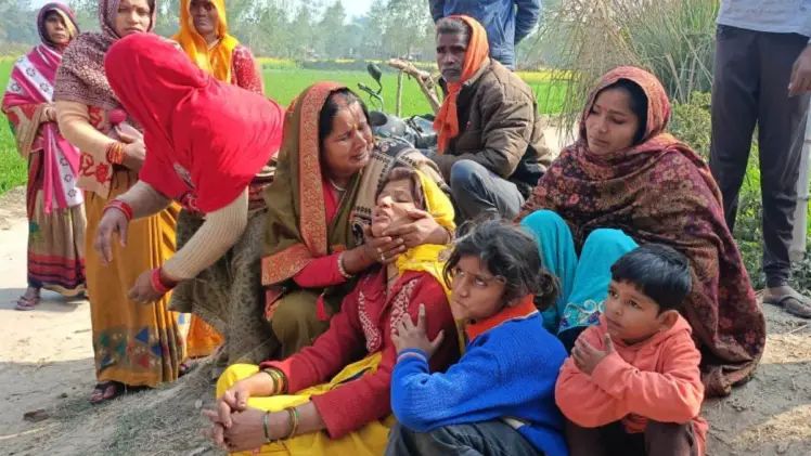 घटना के बाद जुटे ग्रामीण घटना के बाद जुटे ग्रामीण