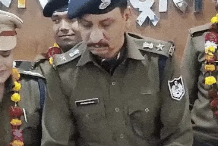 एसपी ने थाना प्रभारी समेत स्टाफ को किया सम्मानित