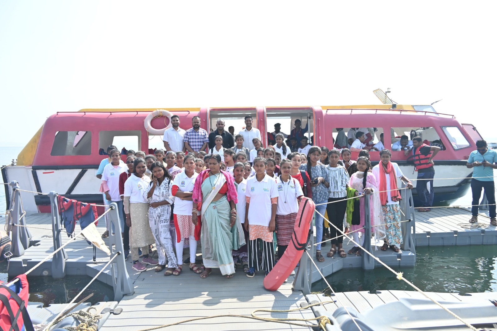 जिला प्रशासन द्वारा कमारों को गंगरेल बांध का भ्रमण कराया गया। जिला प्रशासन द्वारा कमारों को गंगरेल बांध का भ्रमण कराया गया।