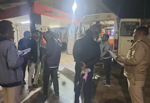 पाली के बांगड़ हॉस्पिटल से घायलों को जोधपुर रेफर करते हुए। पाली के बांगड़ हॉस्पिटल से घायलों को जोधपुर रेफर करते हुए।