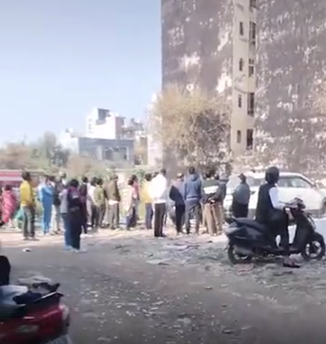 मौके पर मौजूद लोग मौके पर मौजूद लोग