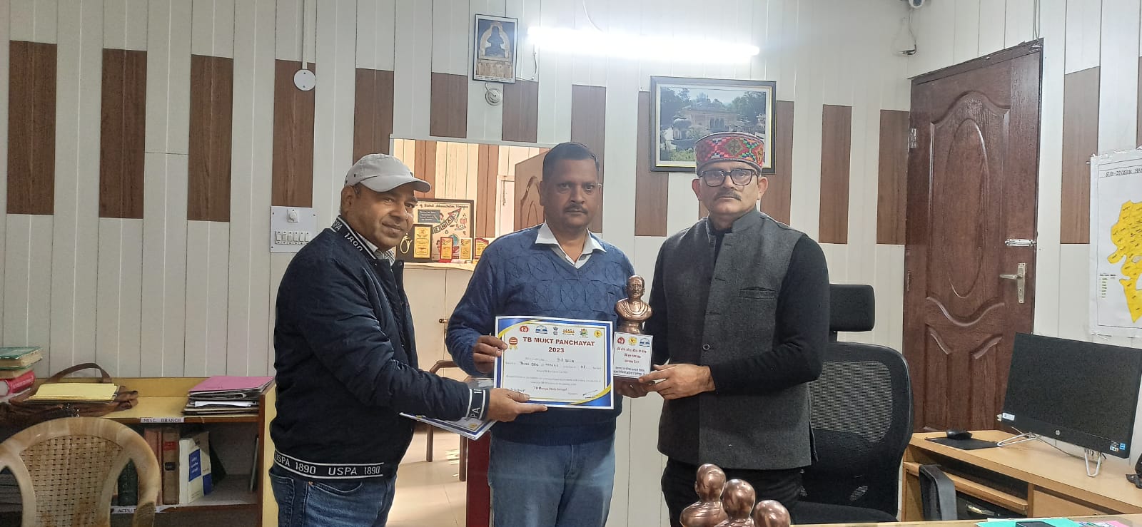 प्रधान रविंद्र ठाकुर को सम्मानित करते अधिकारी प्रधान रविंद्र ठाकुर को सम्मानित करते अधिकारी