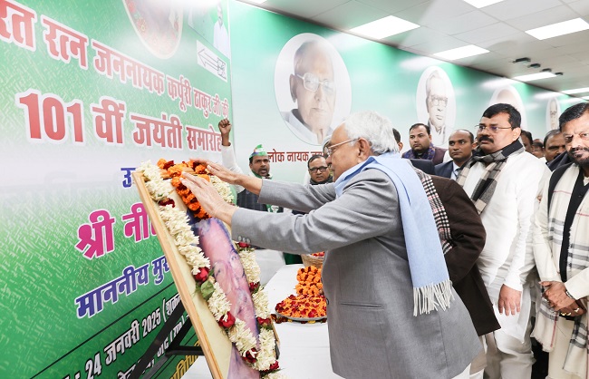 मुख्यमंत्री कार्यालय में जननायक के चित्र पर माल्यार्पण करते मुख्यमंत्री कार्यालय में जननायक के चित्र पर माल्यार्पण करते