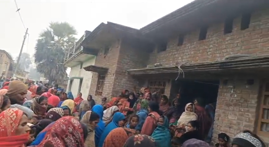 मृतक मजदूर के घर लगी भीड़