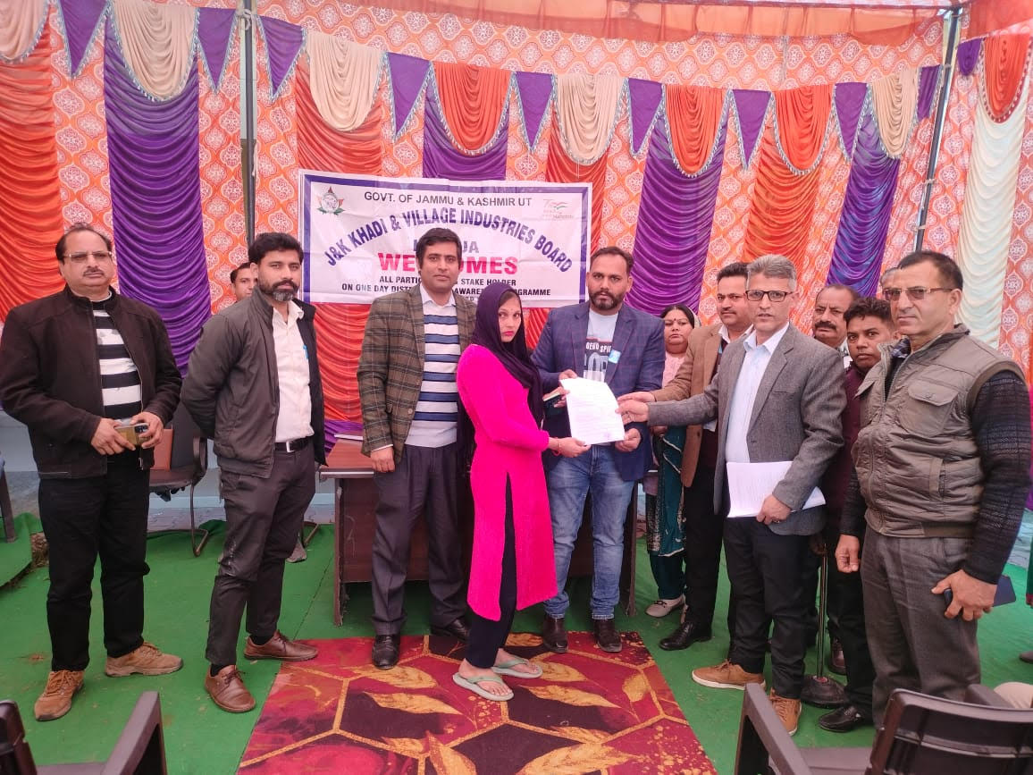 DDC Nagari distributed acceptance letters and keys of e-rickshaws to new entrepreneurs DDC Nagari distributed acceptance letters and keys of e-rickshaws to new entrepreneurs