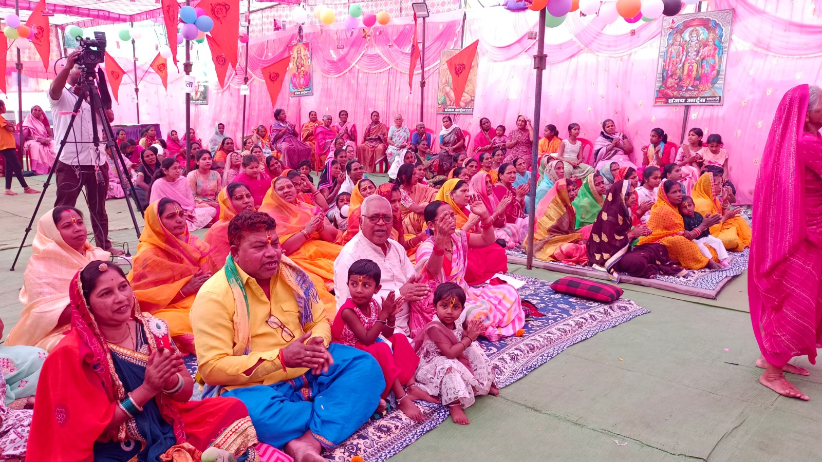 आमापारा धमतरी में आयोजित राम कथा सुनते हुए नगरवासी।