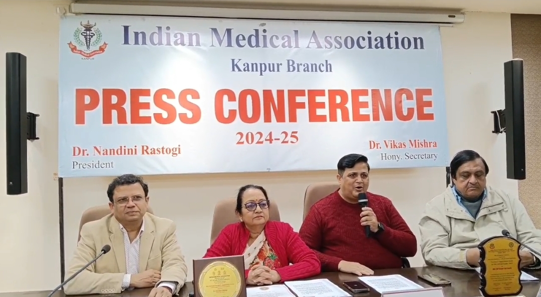 प्रेस वार्ता कर जानकारी देते डॉक्टर प्रेस वार्ता कर जानकारी देते डॉक्टर