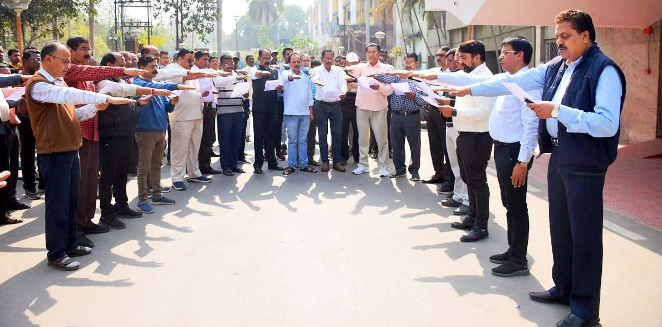 कोरबा आयुक्त ने निगम के अधिकारी कर्मचारियों के दिलाई मतदाता शपथ कोरबा आयुक्त ने निगम के अधिकारी कर्मचारियों के दिलाई मतदाता शपथ
