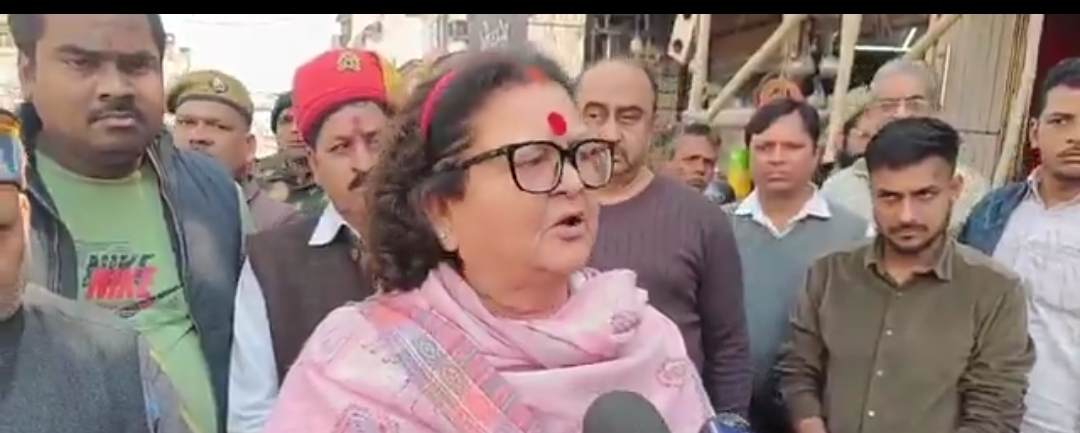 अतिक्रमण की कार्रवाई के दौरान महापौर प्रमिला पांडेय अतिक्रमण की कार्रवाई के दौरान महापौर प्रमिला पांडेय