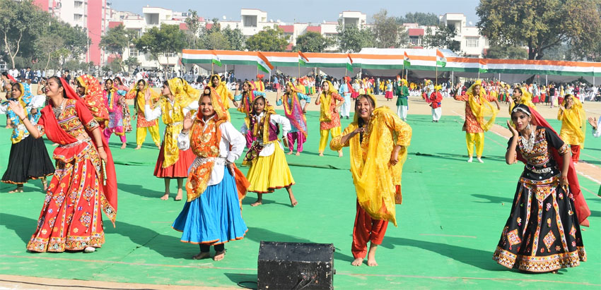 24 Snp-2 सोनीपत: जिला स्तरीय गणतंत्र दिवस समारोह की फुल ड्रेस रिहर्सल में उपायुक्त डॉ. मनोज कुमार, सांस्कृतिक कार्यक्रम प्रस्तुत करते कलाकार, परेड का निरीक्षण करते हुए उपायुक्त 24 Snp-2 सोनीपत: जिला स्तरीय गणतंत्र दिवस समारोह की फुल ड्रेस रिहर्सल में उपायुक्त डॉ. मनोज कुमार, सांस्कृतिक कार्यक्रम प्रस्तुत करते कलाकार, परेड का निरीक्षण करते हुए उपायुक्त