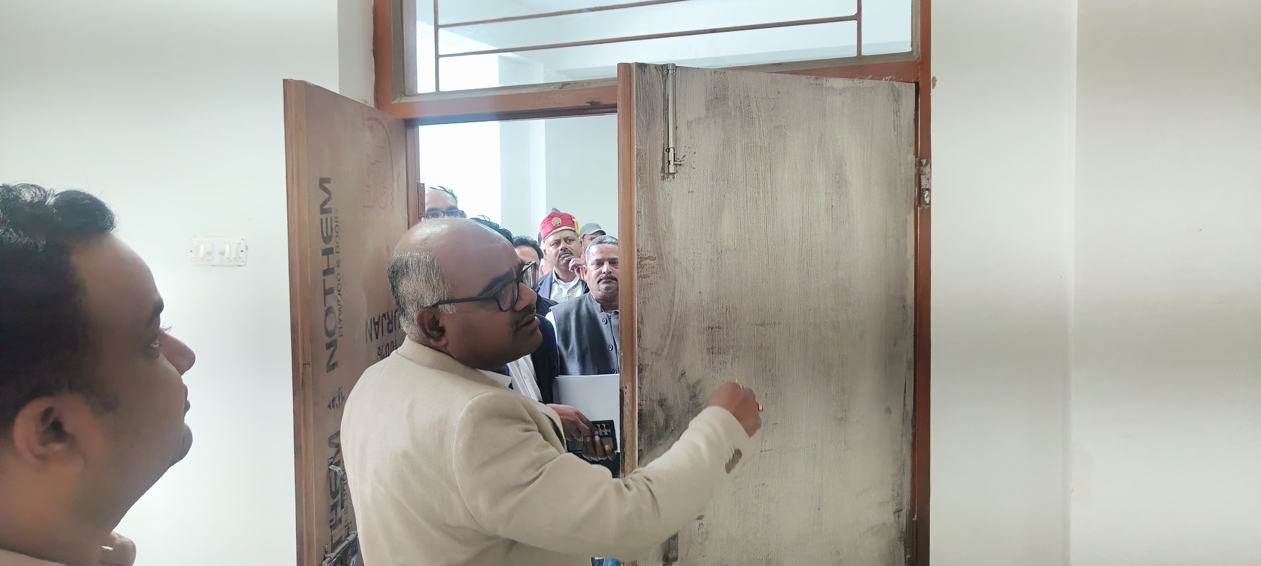 छात्रावास का निरीक्षण करते जिलाधिकारी छात्रावास का निरीक्षण करते जिलाधिकारी