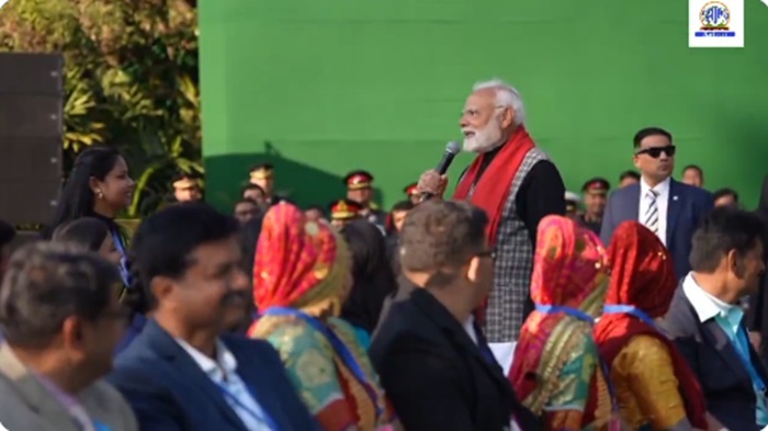 नई दिल्लीः लोक कल्याण मार्ग स्थित अपने आवास पर आगामी गणतंत्र दिवस परेड का हिस्सा बनने वाले एनसीसी कैडेट्स, एनएसएस स्वयंसेवकों, आदिवासी अतिथियों और झांकी कलाकारों से बातचीत करते प्रधानमंत्री नरेन्द्र मोदी नई दिल्लीः लोक कल्याण मार्ग स्थित अपने आवास पर आगामी गणतंत्र दिवस परेड का हिस्सा बनने वाले एनसीसी कैडेट्स, एनएसएस स्वयंसेवकों, आदिवासी अतिथियों और झांकी कलाकारों से बातचीत करते प्रधानमंत्री नरेन्द्र मोदी