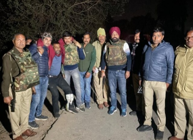 घायल बदमाश के साथ पुलिस टीम घायल बदमाश के साथ पुलिस टीम