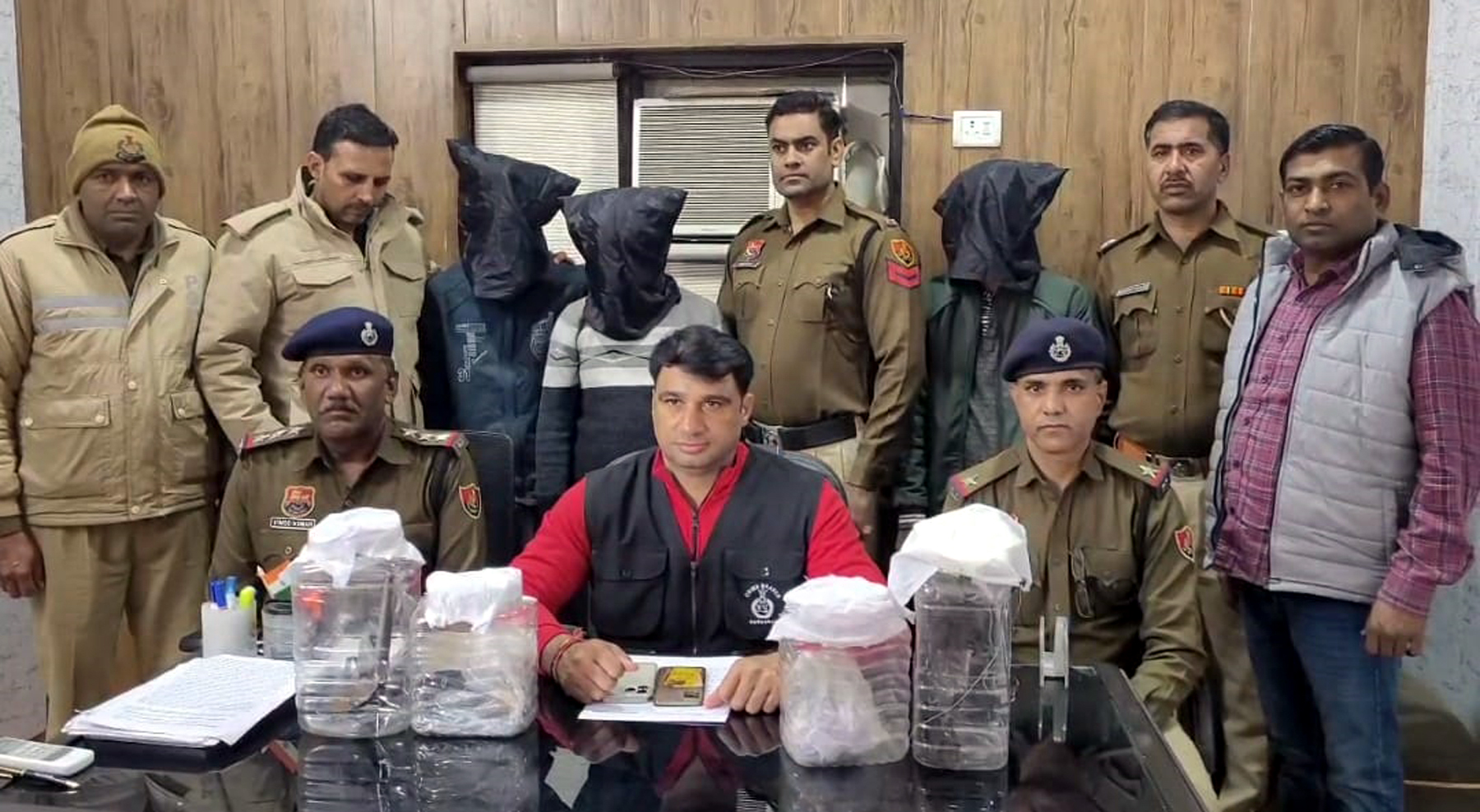 फोटो नंबर-01: गुुरुग्राम पुलिस की गिरफ्त में लूूट व चोरी की वारदात को अंजाम देने आए आरोपी। फोटो नंबर-01: गुुरुग्राम पुलिस की गिरफ्त में लूूट व चोरी की वारदात को अंजाम देने आए आरोपी।