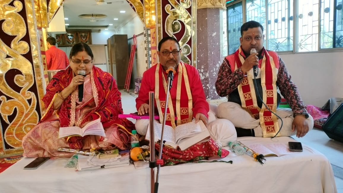 भजन प्रस्तुत करते लोग