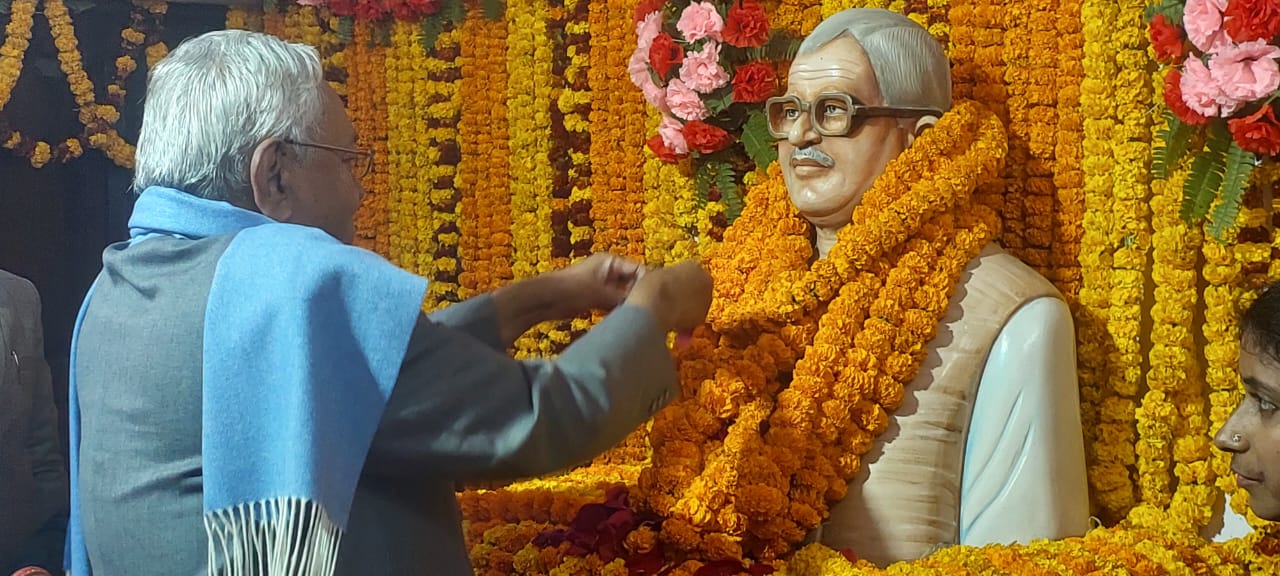 मुख्यमंत्री द्वारा कर्पूरी ठाकुर की प्रतिमा पर माल्यार्पण किया गया मुख्यमंत्री द्वारा कर्पूरी ठाकुर की प्रतिमा पर माल्यार्पण किया गया
