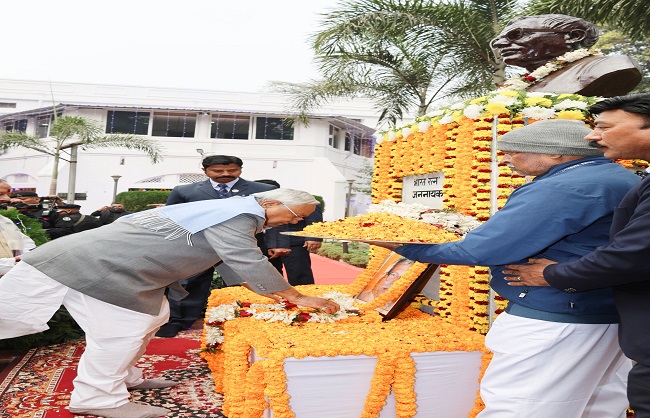 मुख्यमंत्री कापूर्री ठाकुर को श्रद्धांजलि देते मुख्यमंत्री कापूर्री ठाकुर को श्रद्धांजलि देते