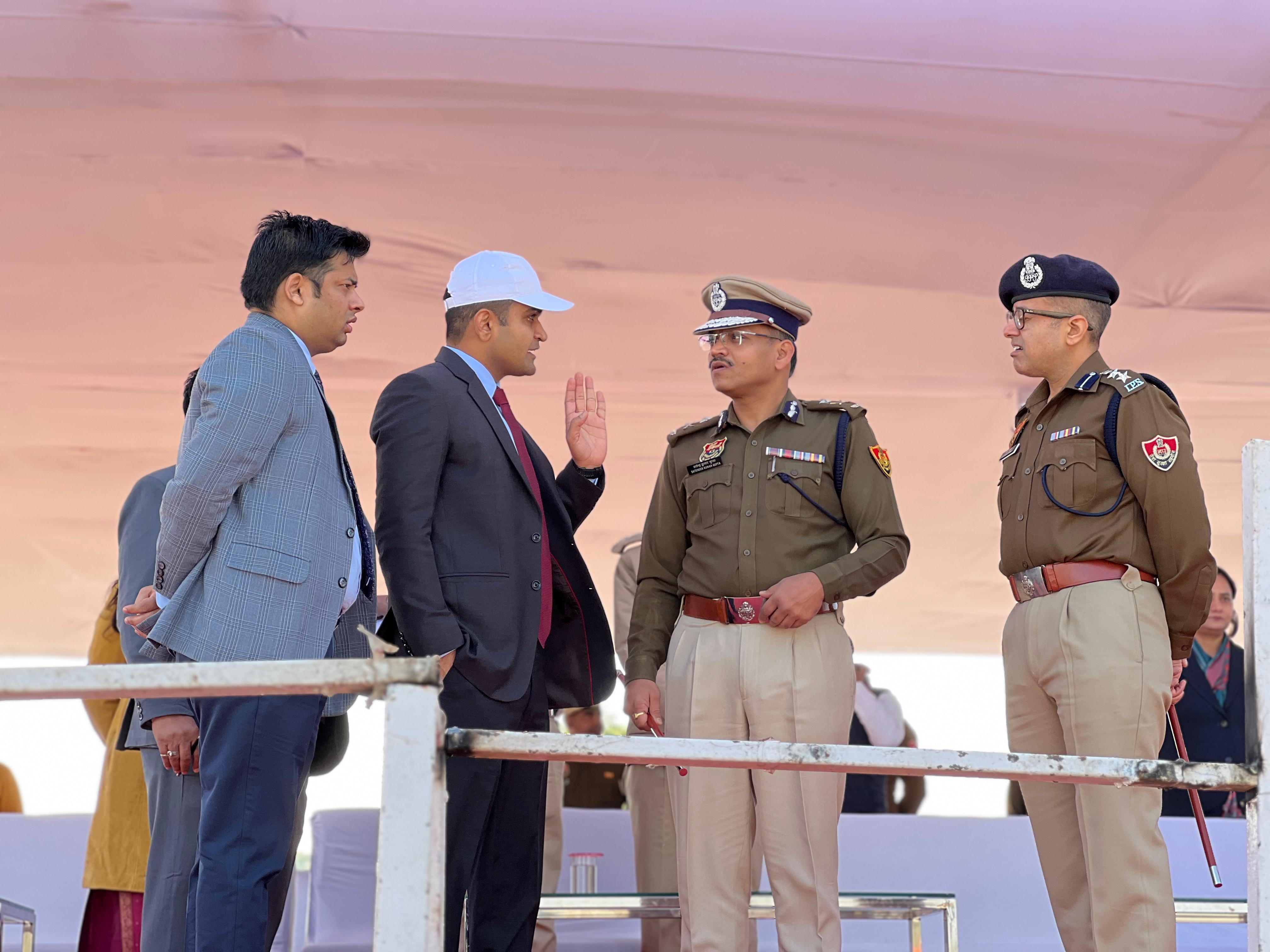 पुलिस आयुक्त सतेंद्र कुमार गुप्ता अंतिम रिहर्सल का निरीक्षण करते हुए पुलिस आयुक्त सतेंद्र कुमार गुप्ता अंतिम रिहर्सल का निरीक्षण करते हुए