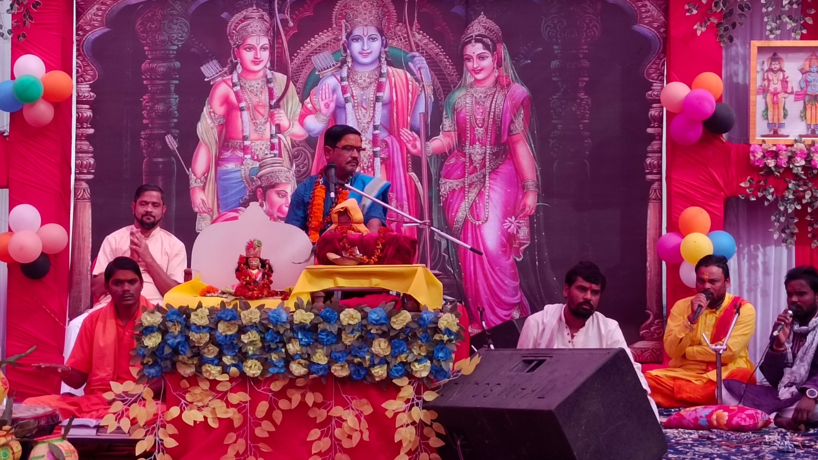 आमापारा धमतरी में आयोजित राम कथा सुनाते हुए पंडित उमाशंकर शुक्ल।