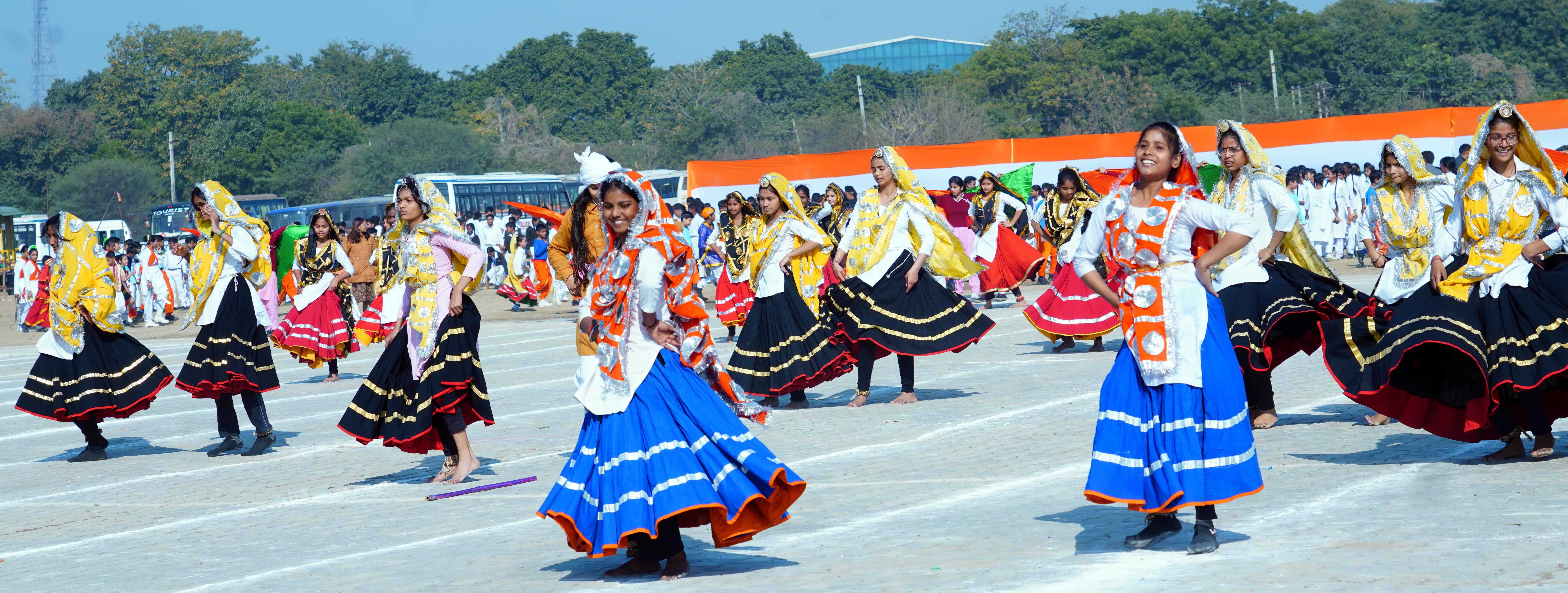 गणतंत्र दिवस को लेकर रिहर्सल करते कलाकार।