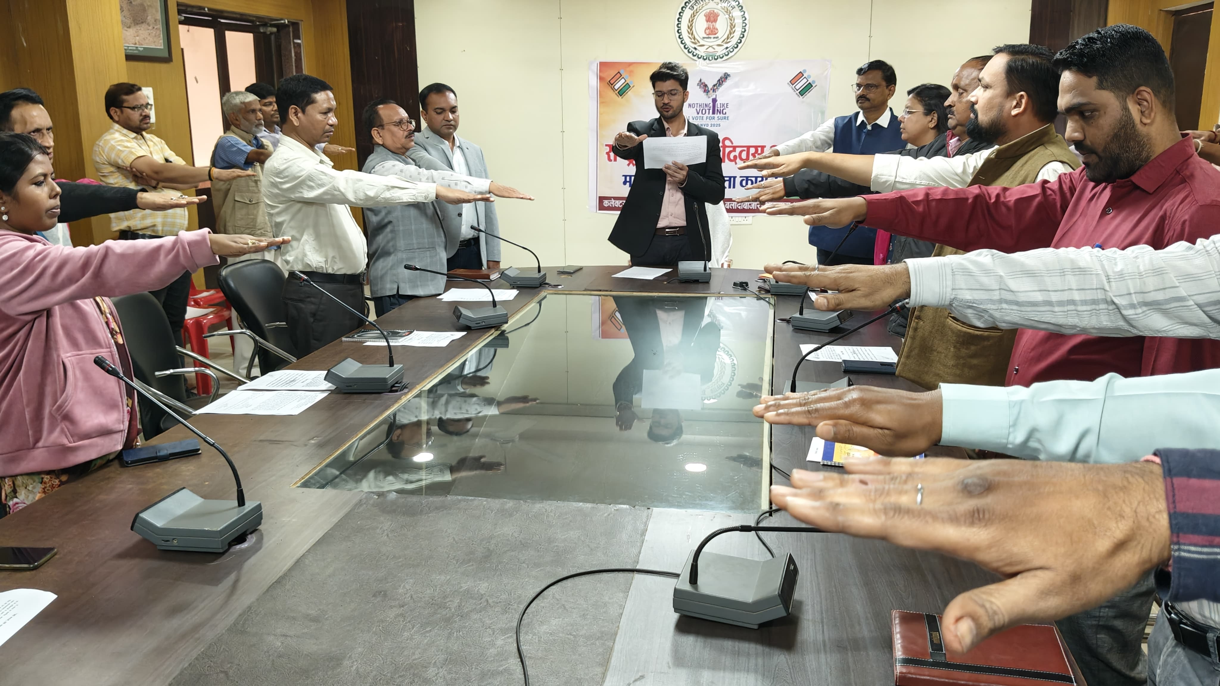 कलेक्टर दीपक सोनी अधिकारियों-कर्मचारियों को अपने मताधिकार का उपयोग करने की शपथ दिलाते हुए कलेक्टर दीपक सोनी अधिकारियों-कर्मचारियों को अपने मताधिकार का उपयोग करने की शपथ दिलाते हुए