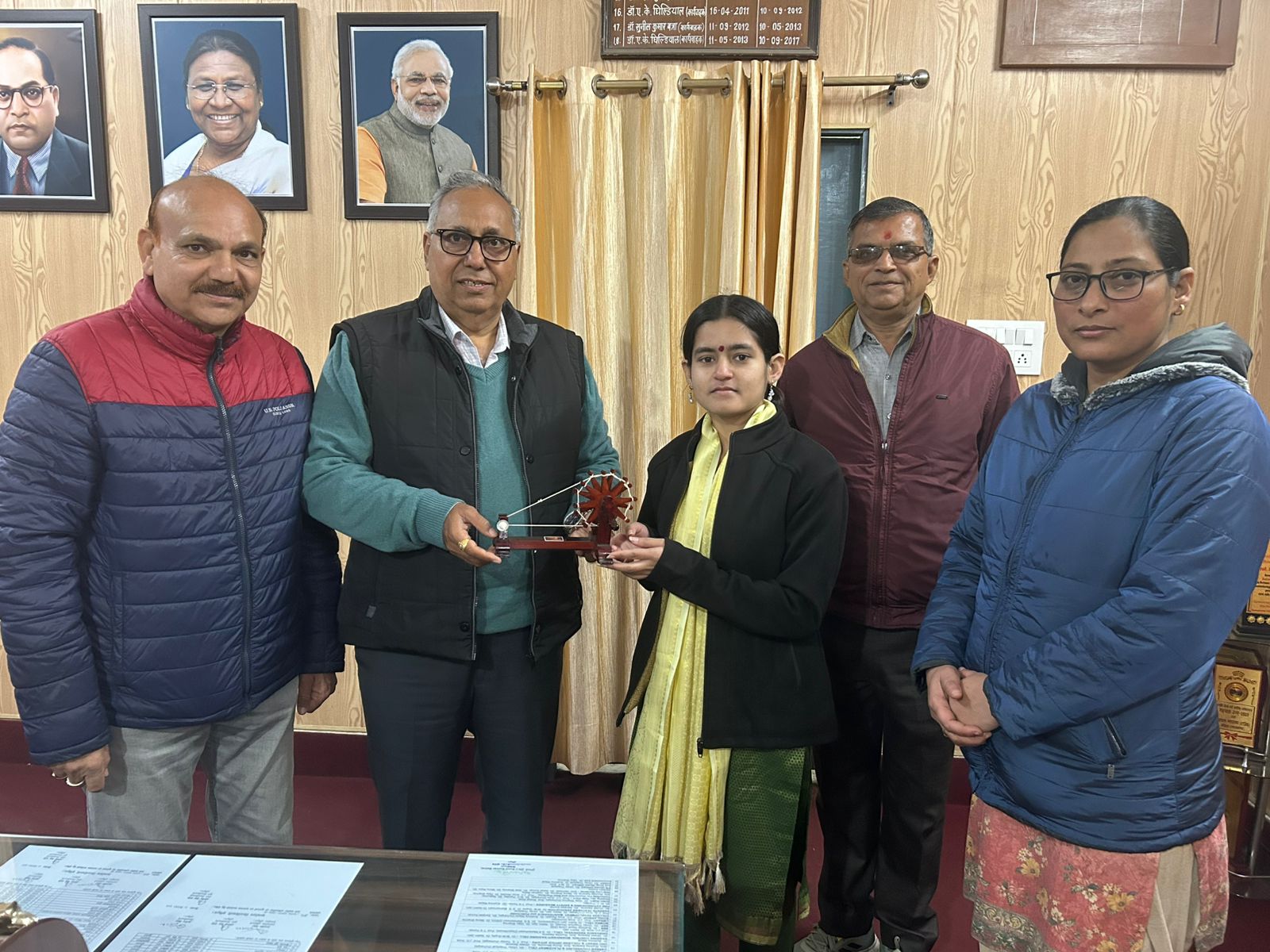 अपराजिता को सम्मानित करते हुए अपराजिता को सम्मानित करते हुए