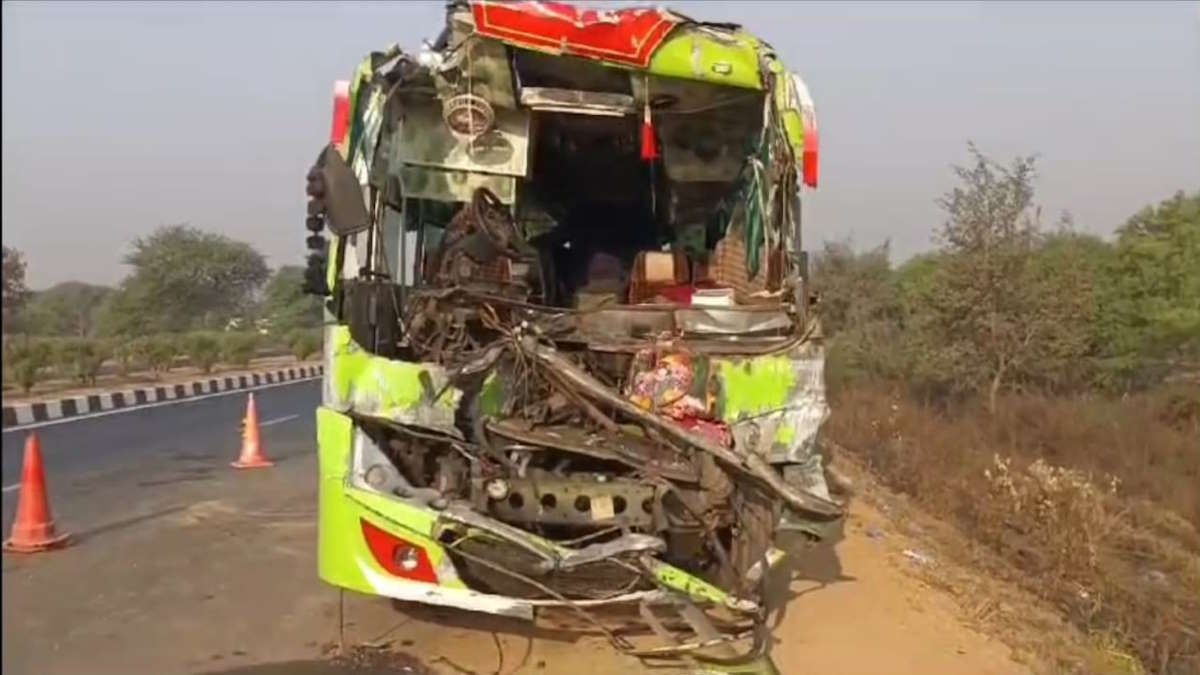 दुर्घटनाग्रस्त यात्री बस दुर्घटनाग्रस्त यात्री बस