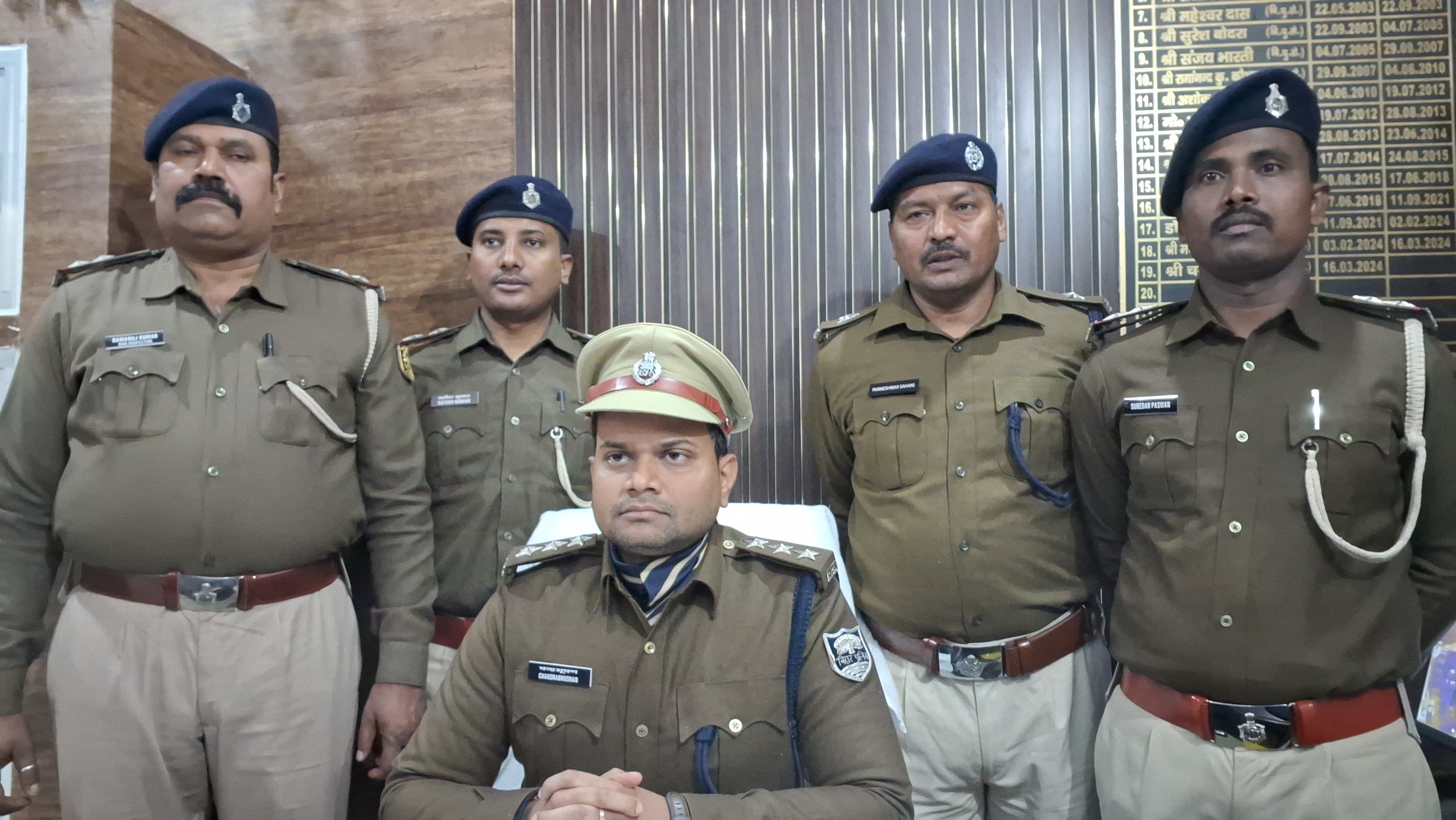 जानकारी देते डीएसपी जानकारी देते डीएसपी