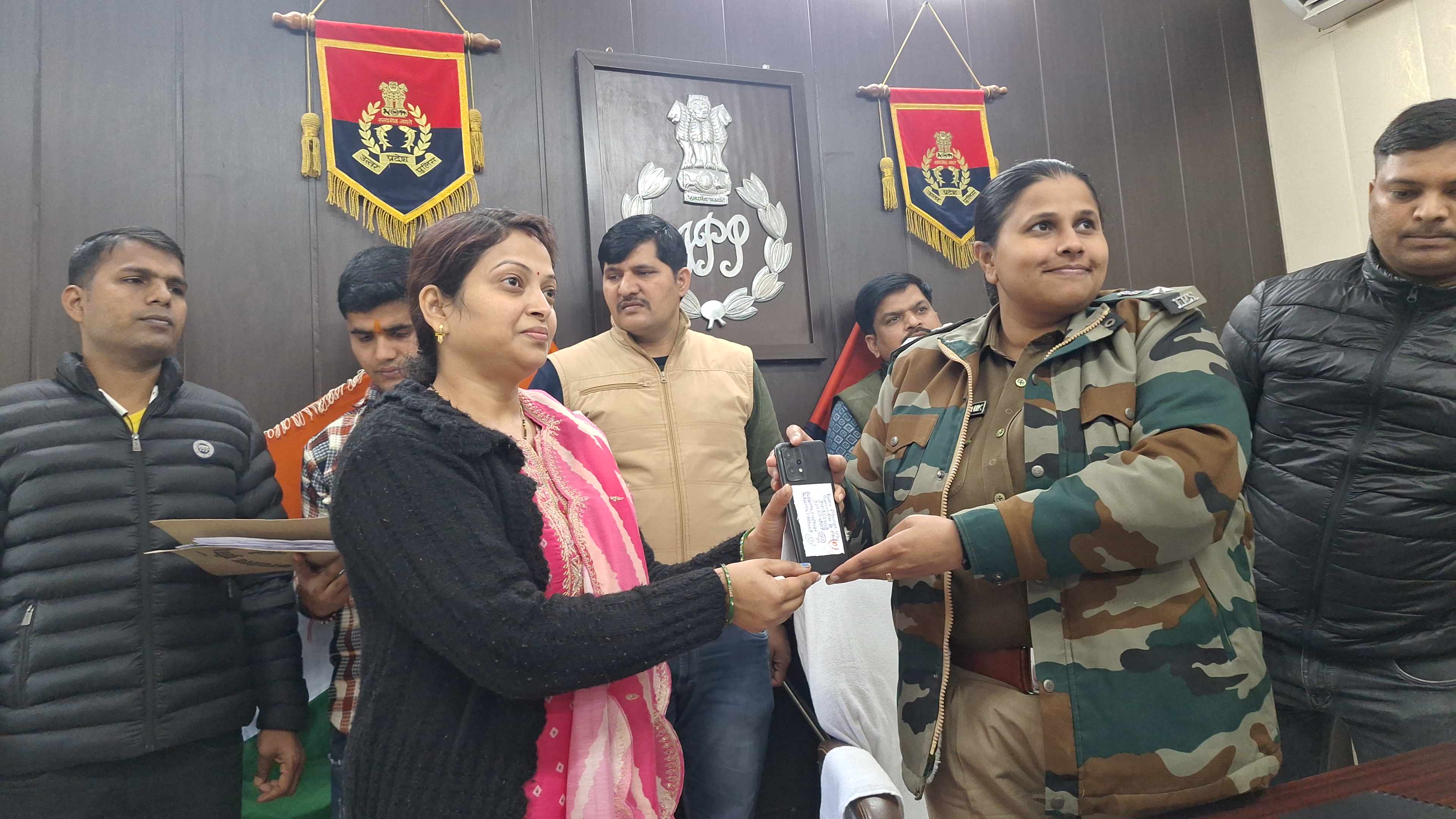 फोन को प्रदान करती हुई पुलिस अधीक्षक अपर्णा रजत कौशिक फोन को प्रदान करती हुई पुलिस अधीक्षक अपर्णा रजत कौशिक