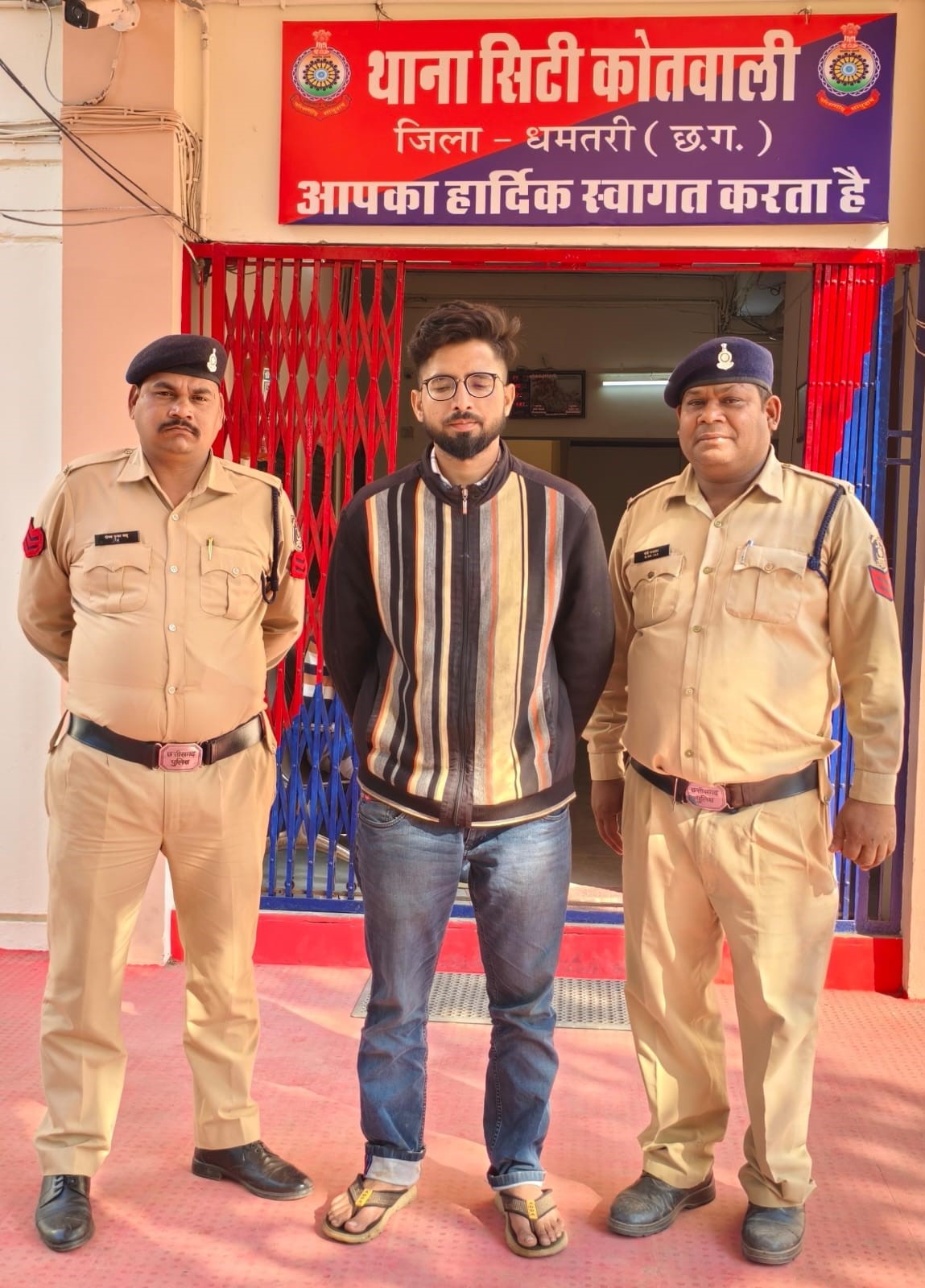 हेरोईन के साथ गिरफ्तार युवक व पुलिस। हेरोईन के साथ गिरफ्तार युवक व पुलिस।