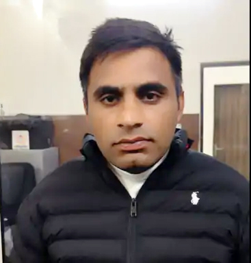 आरोपी क्लर्क दीपक कुमार का फाइल फोटो। आरोपी क्लर्क दीपक कुमार का फाइल फोटो।