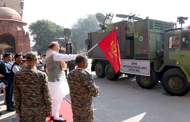 स्वचालित युद्धक्षेत्र निगरानी प्रणाली 'संजय' को हरी झंडी दिखाते रक्षा मंत्री राजनाथ सिंह स्वचालित युद्धक्षेत्र निगरानी प्रणाली 'संजय' को हरी झंडी दिखाते रक्षा मंत्री राजनाथ सिंह