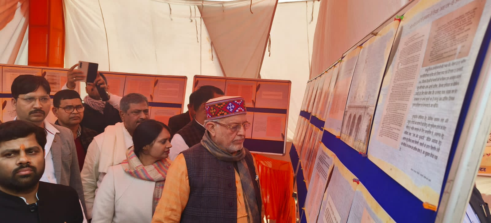 यूपी दिवस में प्रदेश के मंत्री सुरेश खन्ना व अन्य अतिथि:फोटो बच्चा गुप्ता यूपी दिवस में प्रदेश के मंत्री सुरेश खन्ना व अन्य अतिथि:फोटो बच्चा गुप्ता